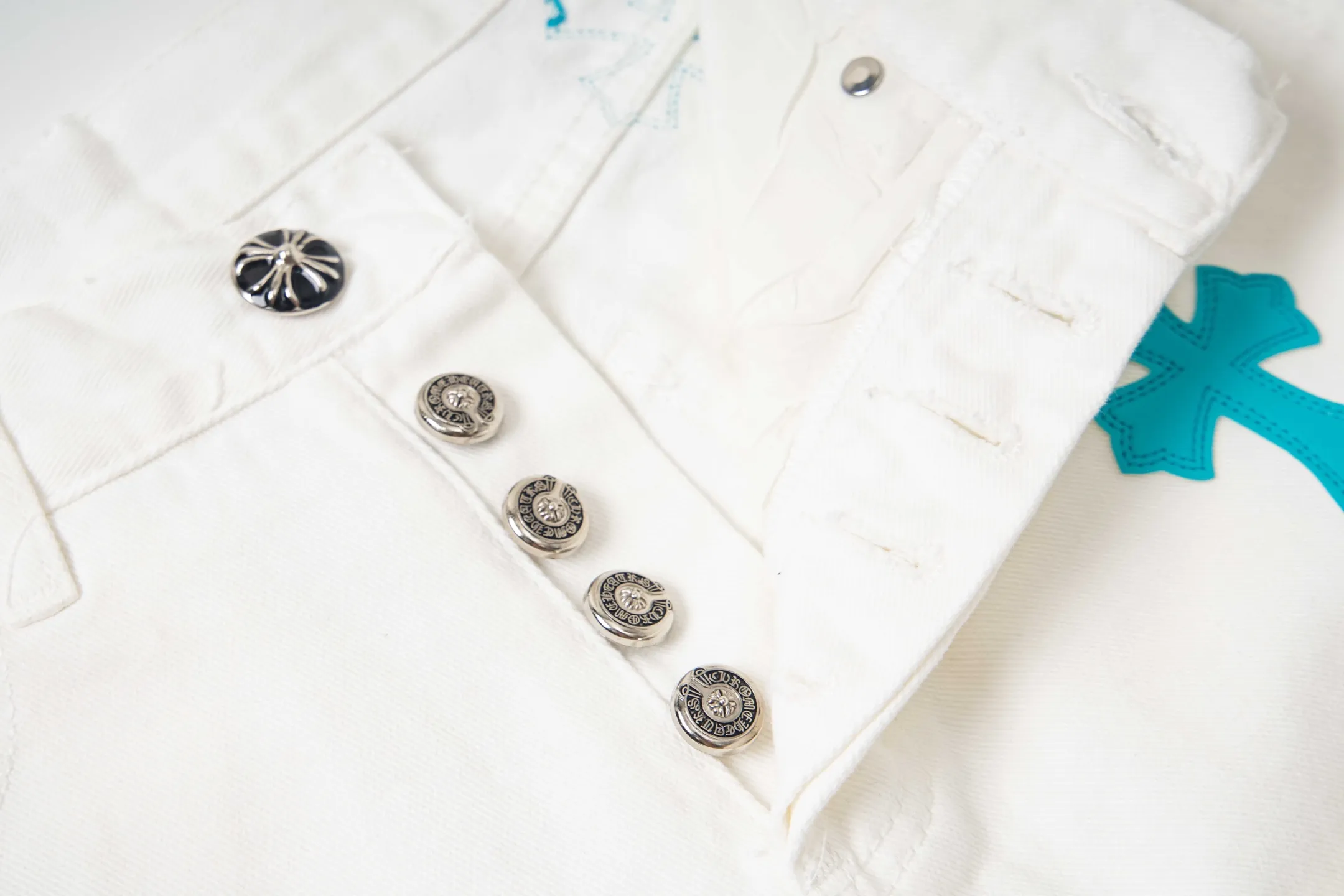 P220 high version, running quantity) Chrome Hearts white pants, green leather, hot style patchwork couple's best friend jeans. CH jeans need to be washed and then disassembled and hand-ordered with sheepskin cross leather and then spliced ​​to complete. The whole piece has too many craftsmanship to describe. The patches are decorated with cross flowers, and the high-waisted washed jeans! ! Absolutely high-end luxury products, god-level single products and super popular products, made with top heavy industry, a must-see magic weapon. Customized hardware. The fabric is thick and soft after washing. It has good breathability. Customized small leather label. Unique design. The details are simple and elegant, and the workmanship is exquisite. The entire trousers are neatly routed and the details are in place! It’s so cool that both men and women can easily control the genderless trend! Style number: 1816# Color: white pants and green leather Size: 28 30 32 34 36